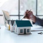 Immobilienmakler empfiehlt einem Kunden Häuser