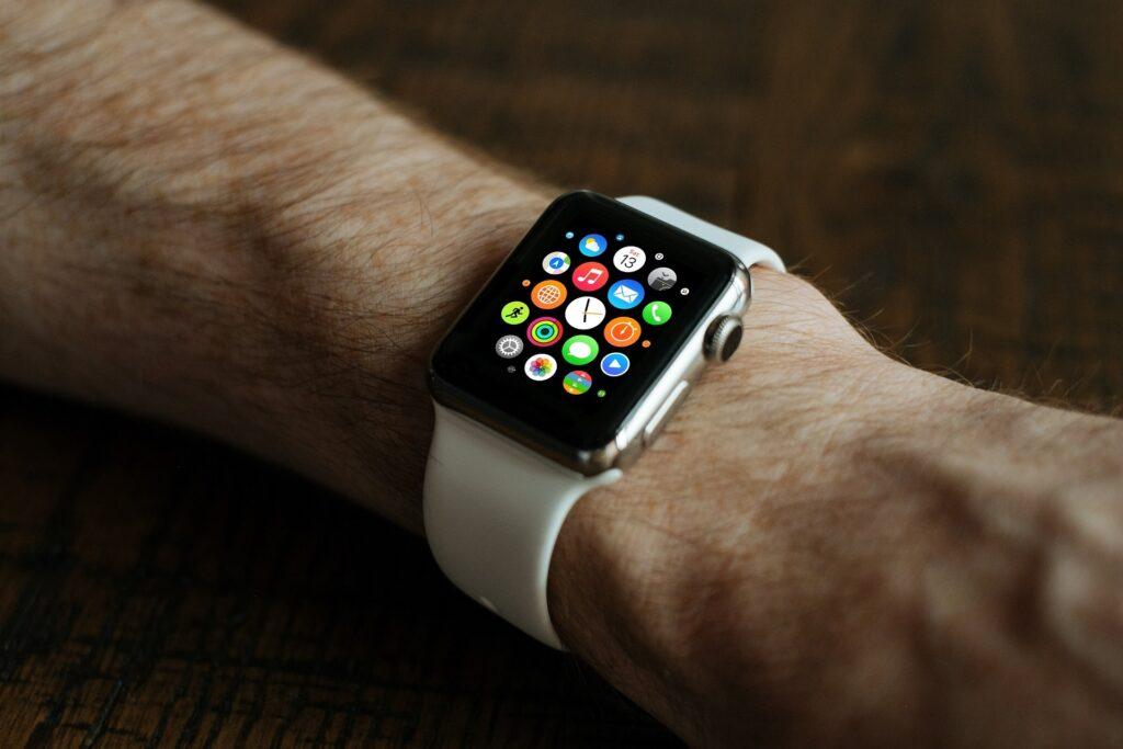 Smartwatch an einem Handgelenk