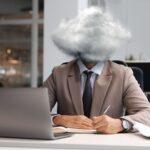 Kopf in Wolke als Symbol für Stress