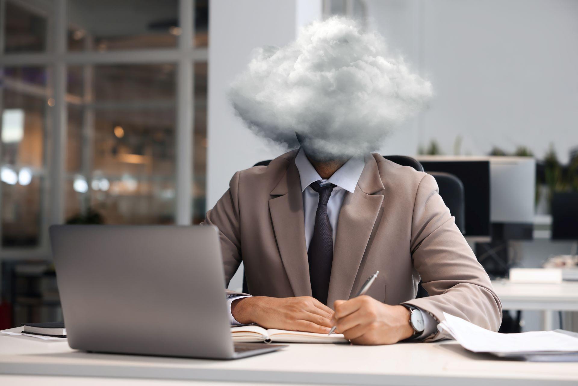 Kopf in Wolke als Symbol für Stress