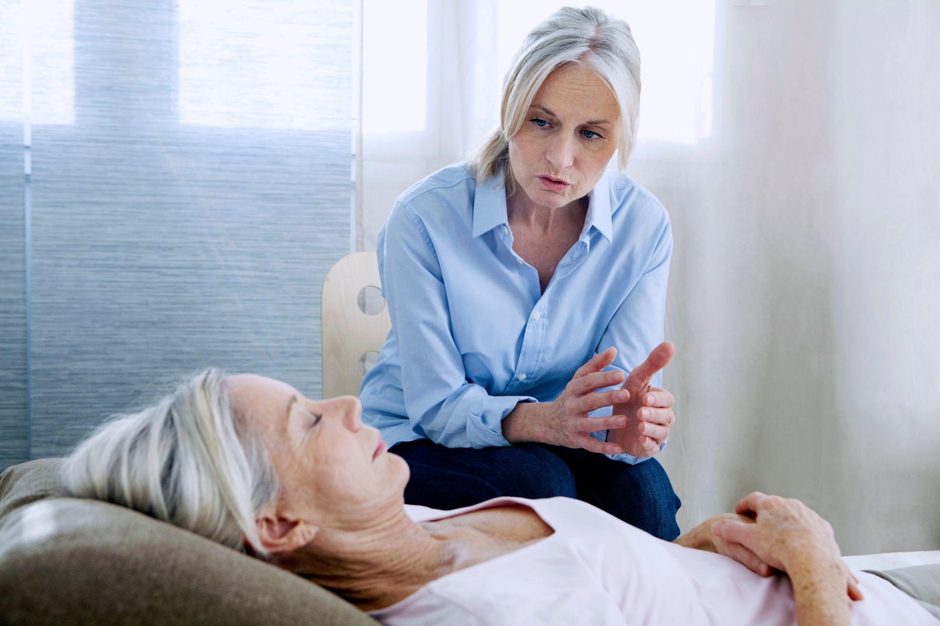 Therapeutin spricht mit Patientin in Hypnose
